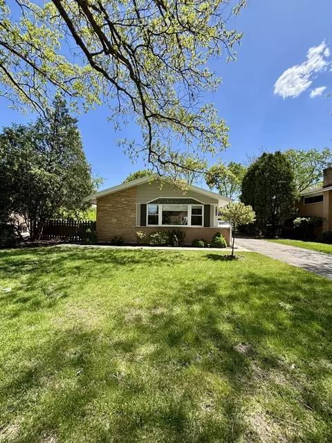 Exterior - 1237 Heatherfield Ln, Glenview, IL 60025 photo 3 of 9