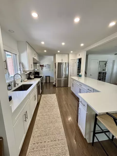 Kitchen - 1237 Heatherfield Ln, Glenview, IL 60025 photo 2 of 3