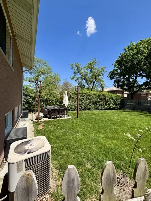 Exterior - 1237 Heatherfield Ln, Glenview, IL 60025 photo 4 of 9