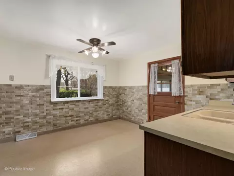 1430 Emmerson Ln, Mount Prospect, IL 60056 photo 11
