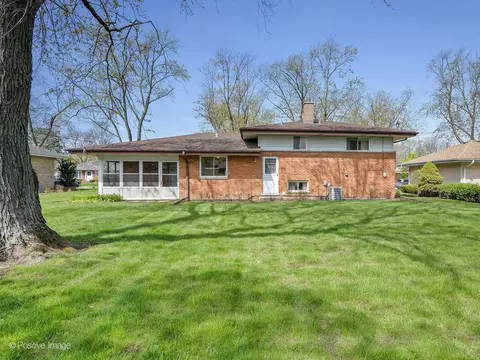 1430 Emmerson Ln, Mount Prospect, IL 60056 photo 2