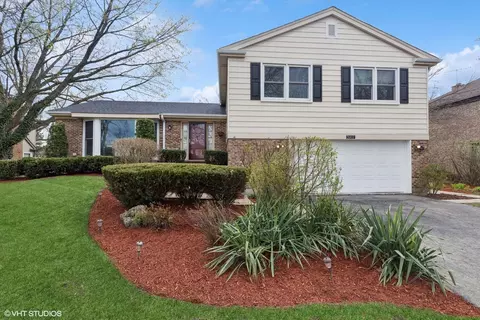3907 Brett Ln, Glenview, IL 60026
