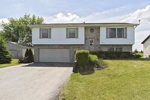 10201 Sharon Ln, Hebron, IL 60034
