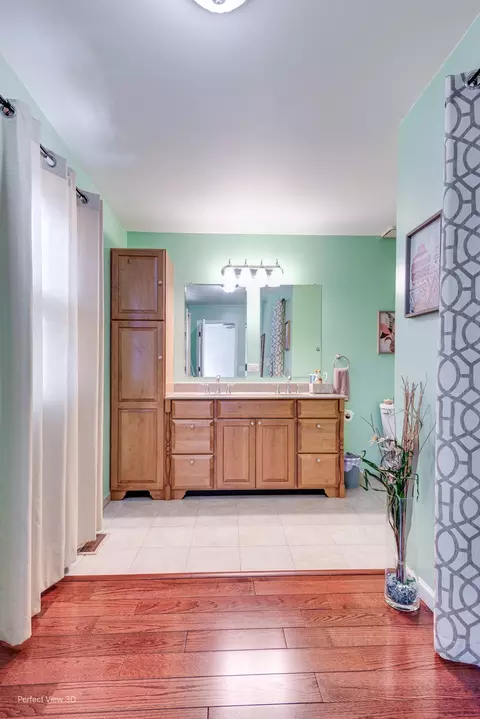 Bath - 2170 Niagara Ct, Elgin, IL 60123 photo 1 of 3