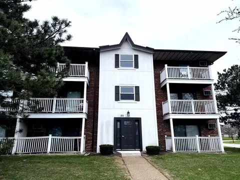 101 Gregory St #8, Aurora, IL 60504