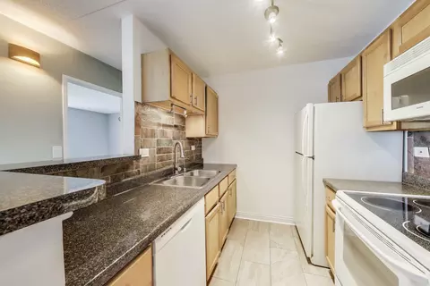 Kitchen - 5600 Astor Ln #111, Rolling Meadows, IL 60008 photo 2 of 3