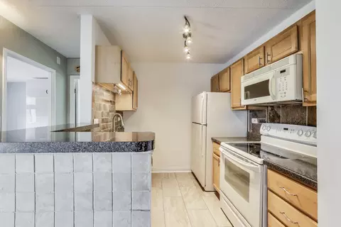 Kitchen - 5600 Astor Ln #111, Rolling Meadows, IL 60008 photo 1 of 3