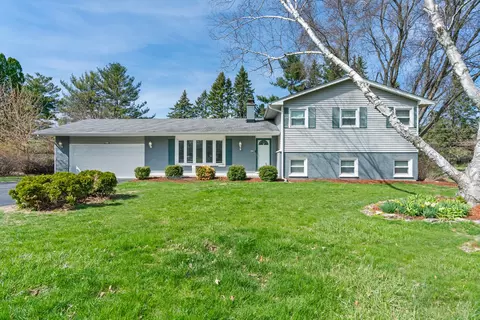 4912 Daniel Dr, Crystal Lake, IL 60014