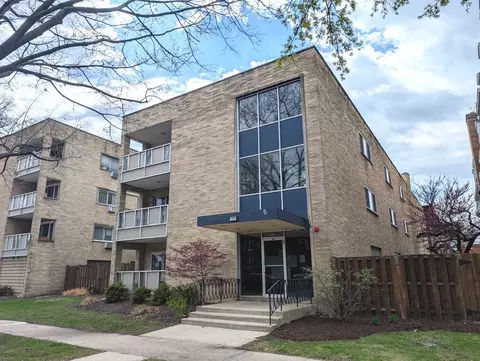 425 Wesley Ave #303, Oak Park, IL 60302