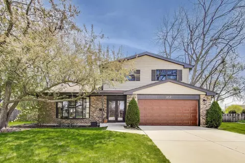 2717 N Brighton Pl, Arlington Heights, IL 60004