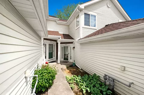 8235 Ripple Rdg, Darien, IL 60561