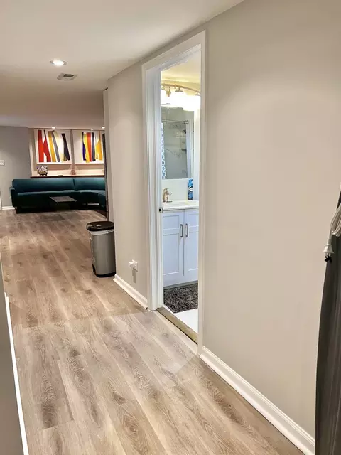Entry Way - 615 E 42nd St, Chicago, IL 60653 photo 5 of 5