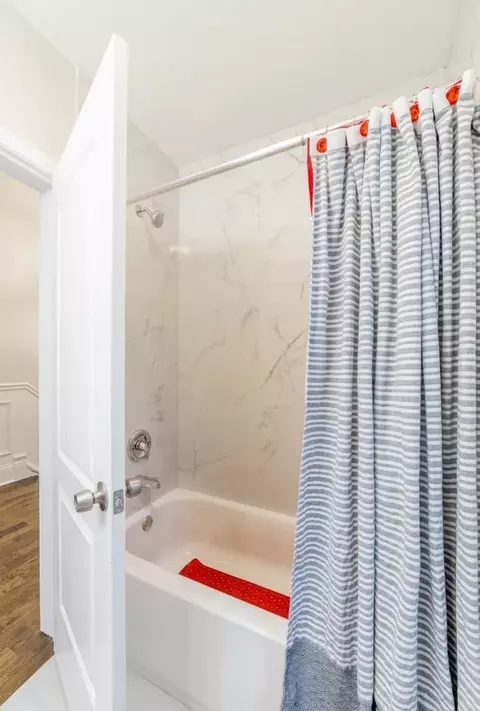 Bath - 615 E 42nd St, Chicago, IL 60653 photo 3 of 4