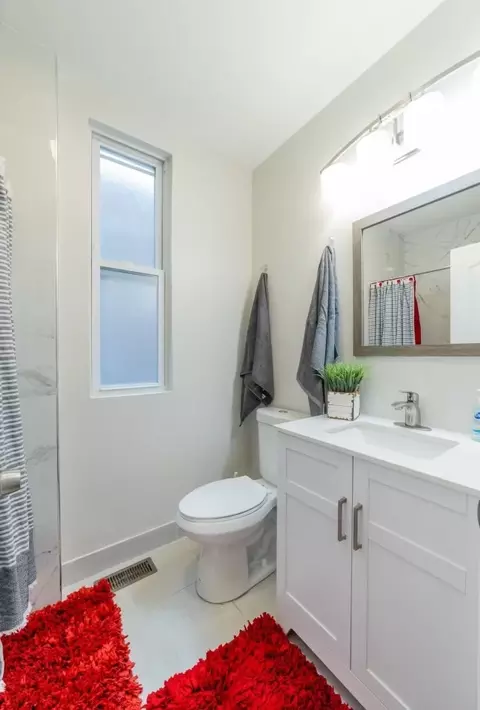 Bath - 615 E 42nd St, Chicago, IL 60653 photo 2 of 4