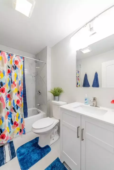 Bath - 615 E 42nd St, Chicago, IL 60653 photo 1 of 4