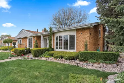 5548 Oak Center Dr, Oak Lawn, IL 60453