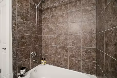 Bath - 1981 Dauntless Dr, Glenview, IL 60026 photo 3 of 6