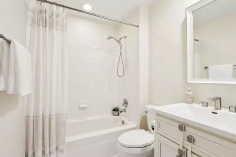 Bath - 1889 Maple Ave #E5, Evanston, IL 60201 photo 3 of 4