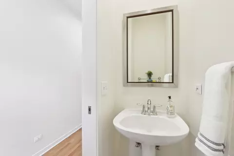 Bath - 1889 Maple Ave #E5, Evanston, IL 60201 photo 1 of 4
