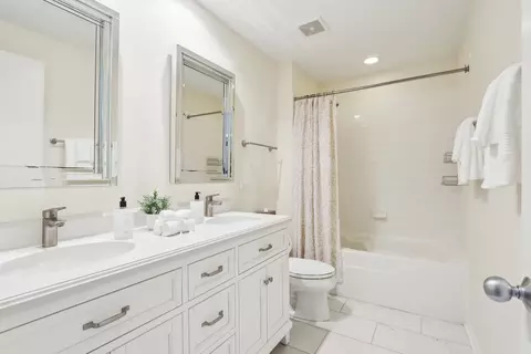 Bath - 1889 Maple Ave #E5, Evanston, IL 60201 photo 2 of 4