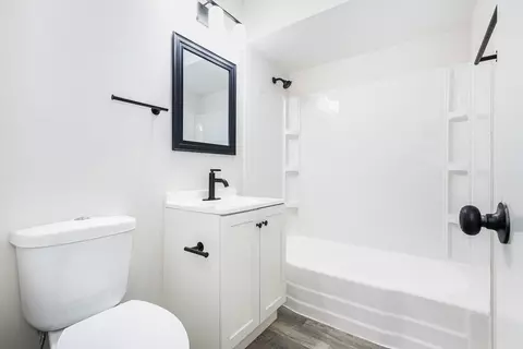Bath - 909 Beverly Dr, Wheeling, IL 60090 photo 2 of 2