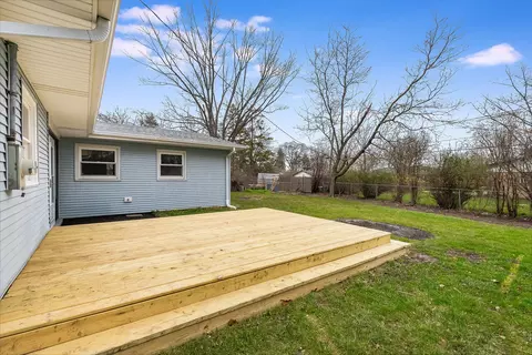 Exterior - 909 Beverly Dr, Wheeling, IL 60090 photo 3 of 4
