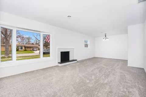Living - 909 Beverly Dr, Wheeling, IL 60090 photo 1 of 3