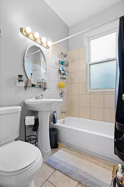 Bath - 1417 E 69th Pl, Chicago, IL 60637 photo 1 of 2