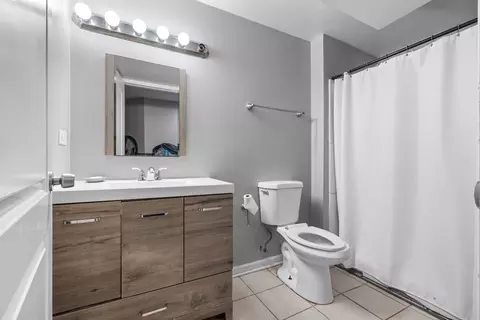 Bath - 1417 E 69th Pl, Chicago, IL 60637 photo 2 of 2