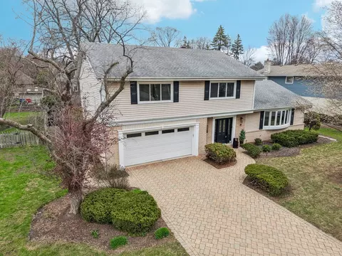 2542 Woodlawn Rd, Northbrook, IL 60062