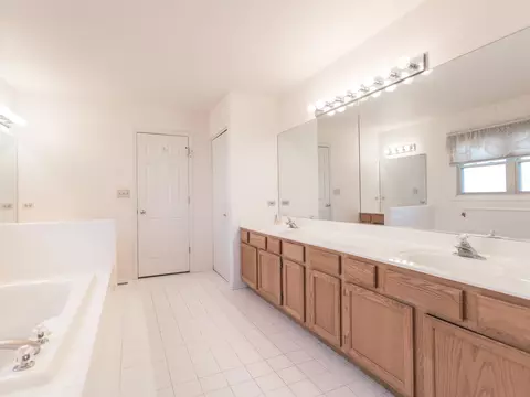 Bath - 1415 Stonegate Rd, Algonquin, IL 60102 photo 2 of 9