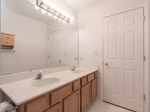 Bath - 1415 Stonegate Rd, Algonquin, IL 60102 photo 8 of 9