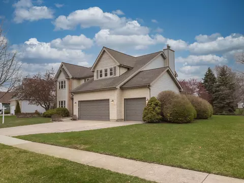 Exterior - 1415 Stonegate Rd, Algonquin, IL 60102 photo 2 of 9
