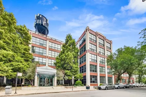 1800 W Roscoe St #510, Chicago, IL 60657