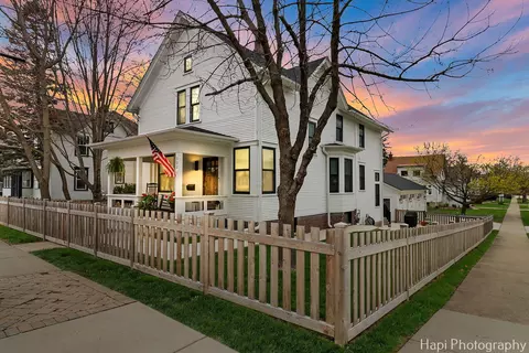 302 W Main St, Barrington, IL 60010