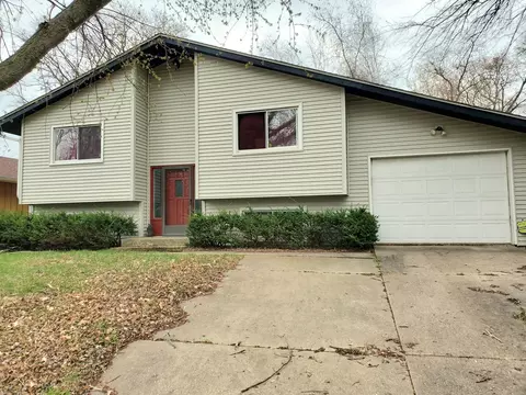 614 Woodridge Dr, Rockford, IL 61108