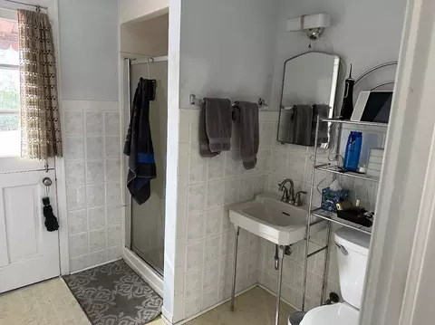 Bath - 114 Mallery Ave, Elgin, IL 60123 photo 2 of 2