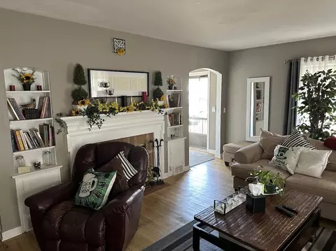 Living - 114 Mallery Ave, Elgin, IL 60123 photo 2 of 5