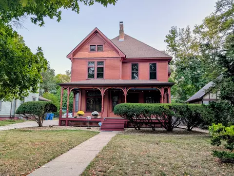 907 W Church St, Champaign, IL 61821