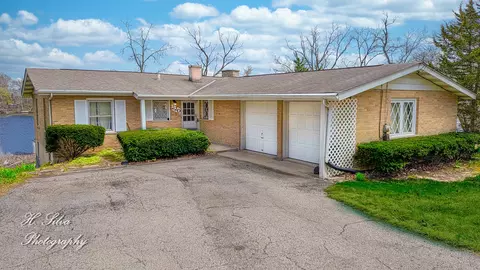 220 Indian Trl, Lake In The Hills, IL 60156