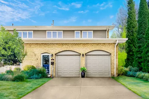 27 Rienzi Ln, Highwood, IL 60040