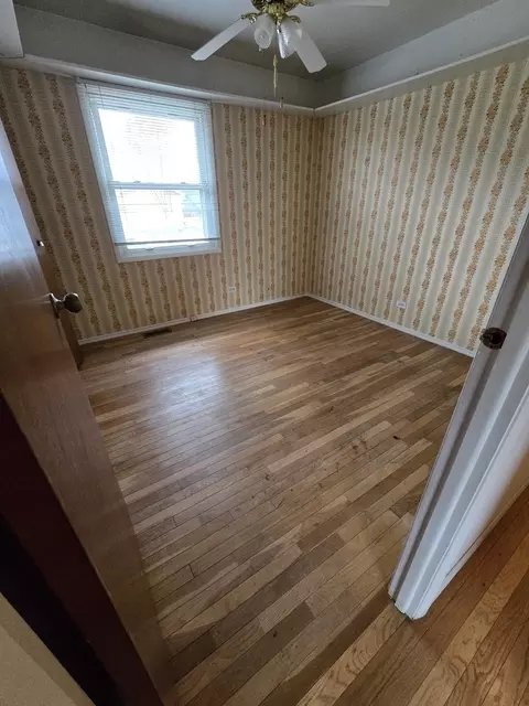Bedroom - 2075 Greenfield Rd, Hoffman Estates, IL 60169 photo 3 of 5