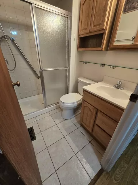 Bath - 2075 Greenfield Rd, Hoffman Estates, IL 60169 photo 2 of 2