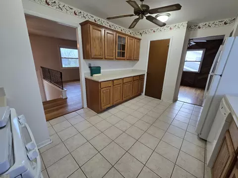 Kitchen - 2075 Greenfield Rd, Hoffman Estates, IL 60169 photo 2 of 2
