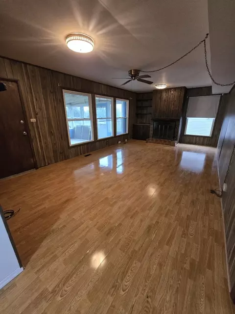 Living - 2075 Greenfield Rd, Hoffman Estates, IL 60169 photo 3 of 4