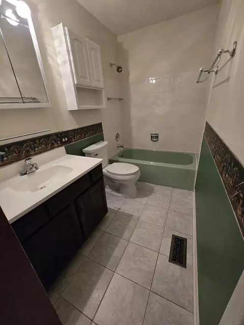 Bath - 2075 Greenfield Rd, Hoffman Estates, IL 60169 photo 1 of 2