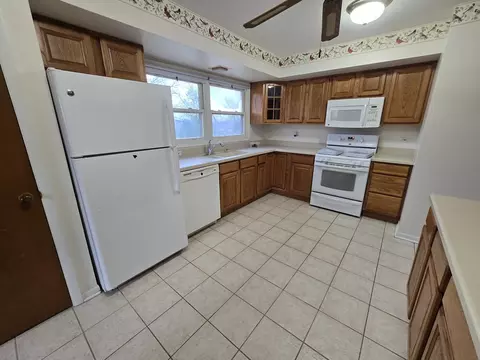 Kitchen - 2075 Greenfield Rd, Hoffman Estates, IL 60169 photo 1 of 2