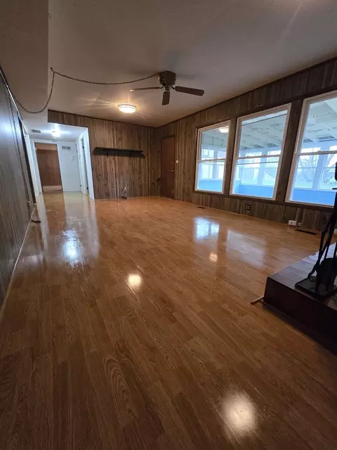 Living - 2075 Greenfield Rd, Hoffman Estates, IL 60169 photo 4 of 4
