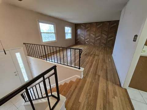 Living - 2075 Greenfield Rd, Hoffman Estates, IL 60169 photo 1 of 4
