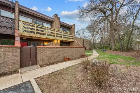 712 Kenneth Cir, Elgin, IL 60120
